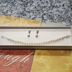 Pearl  bracelet  and earrings